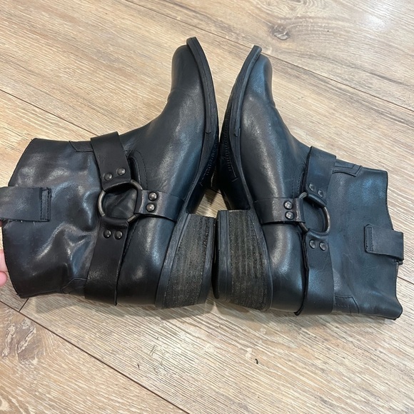 KRBONELL black leather pointy toe buckle boots - Picture 5 of 13